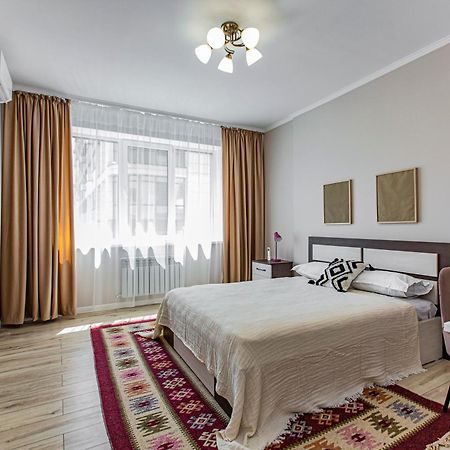 2 Room Apartment In The Center Алматы Экстерьер фото